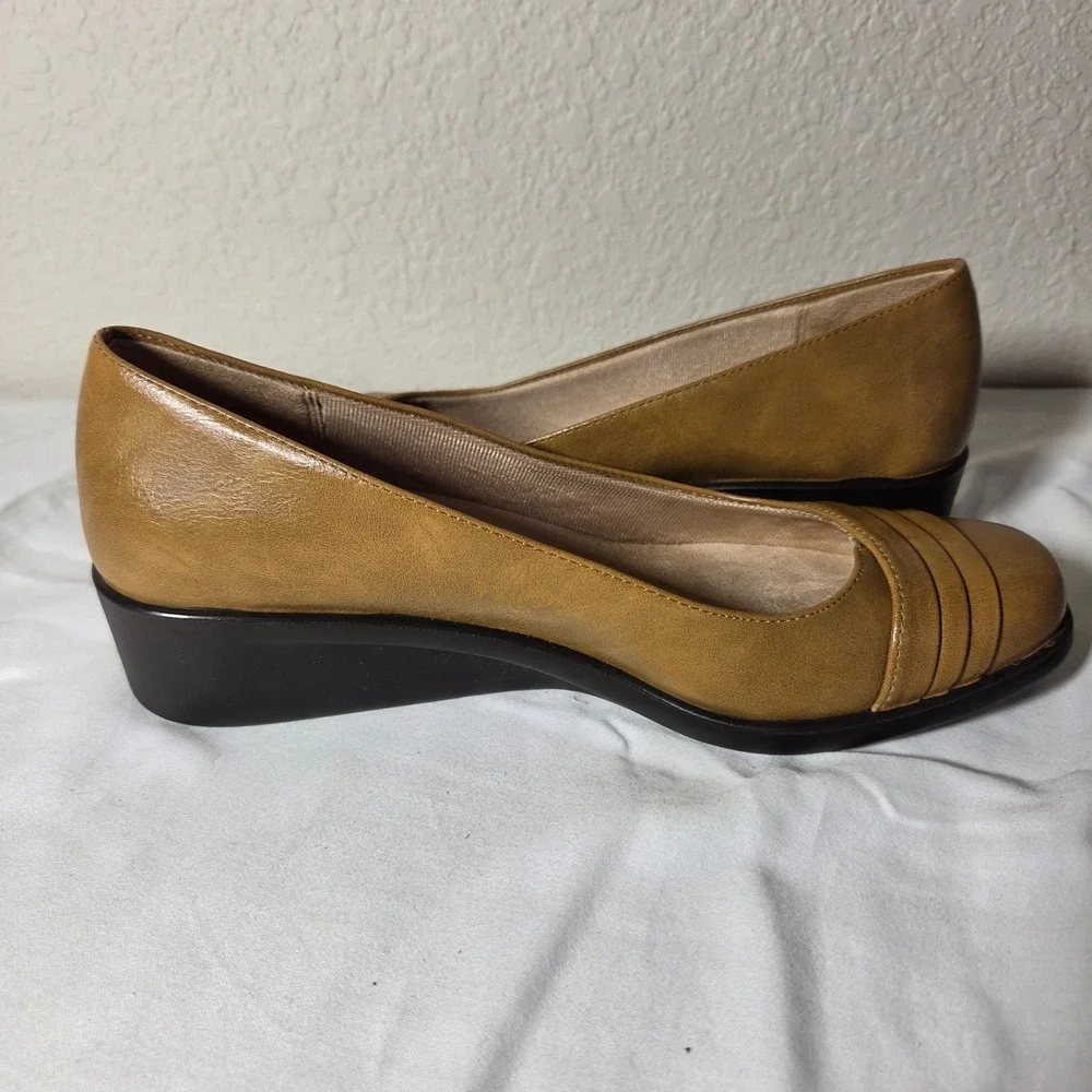 LifeStride Soft System Tan Faux Leather Wedge Pumps Pleated Round Toe 8.5M